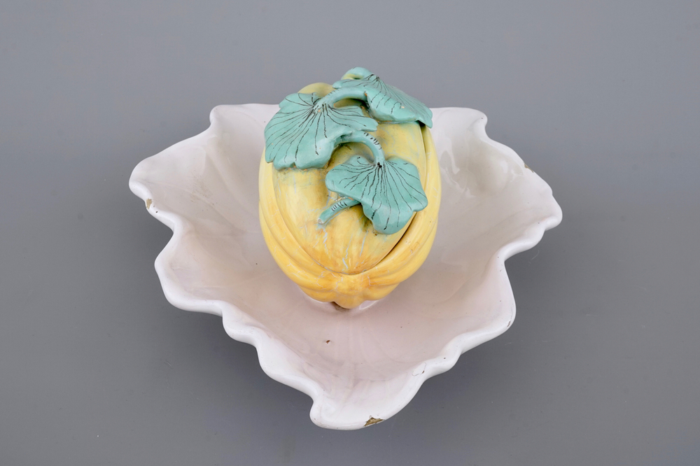 Een Duitse faience meloenvormige terrine op blad, Schrezheim, 18e eeuw